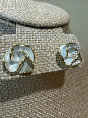 New Gold-Trim Enamel Flower Stud Earrings - Simple but Elegant